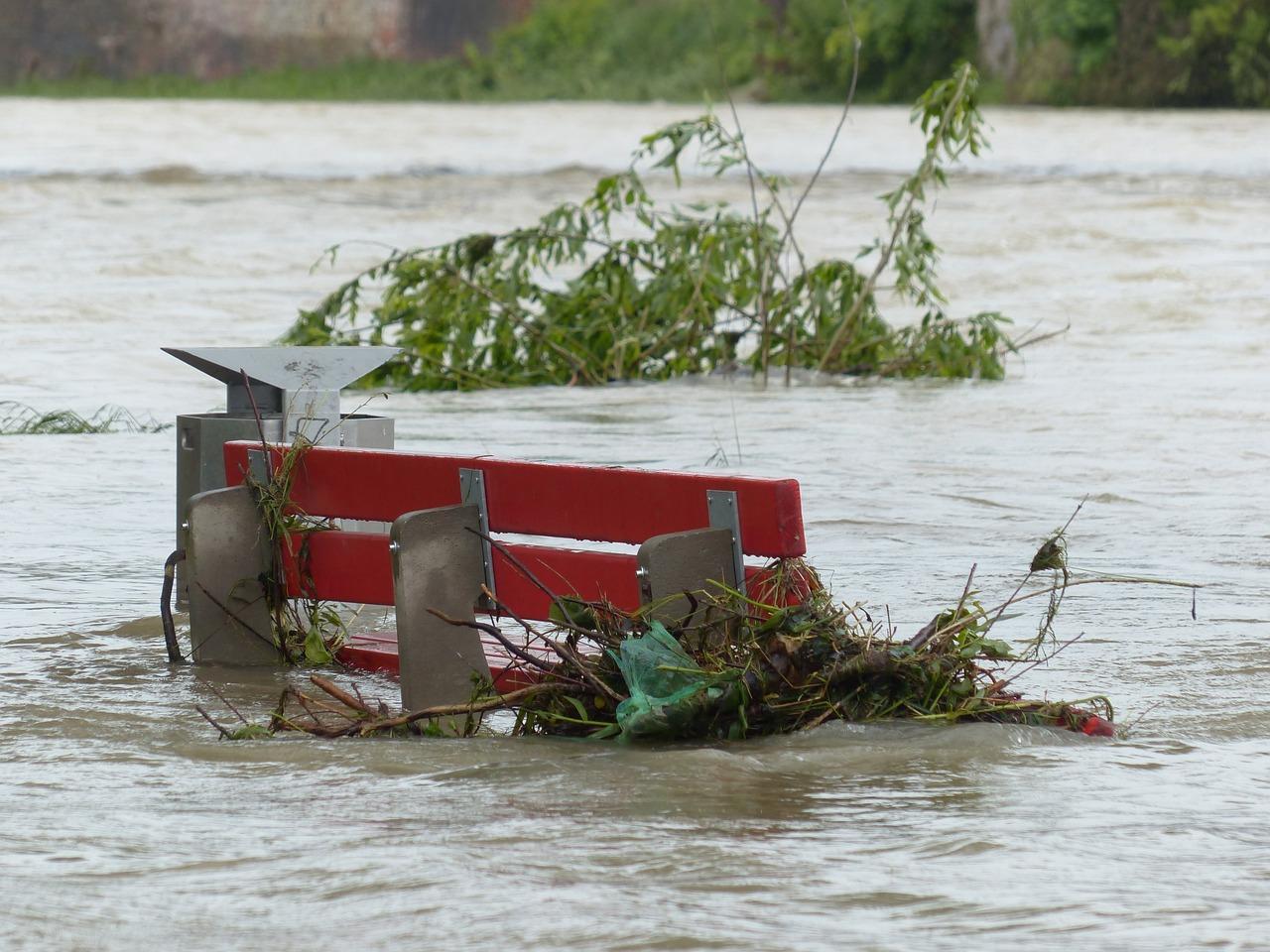 Photo inondation banc public